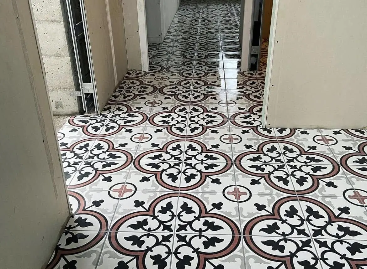 Couloir rénové en carreaux de ciment à motifs