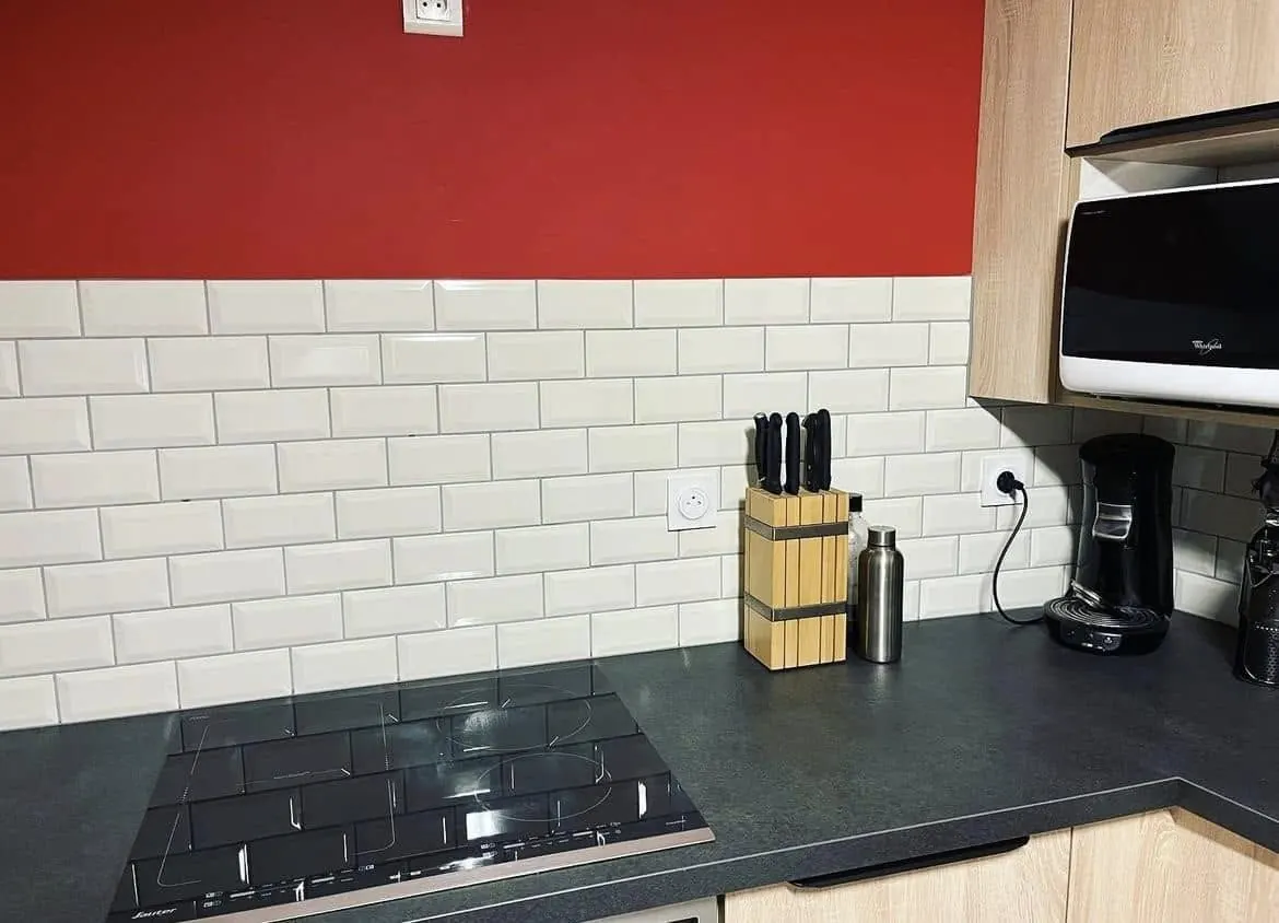 Crédence en carreaux métro blancs