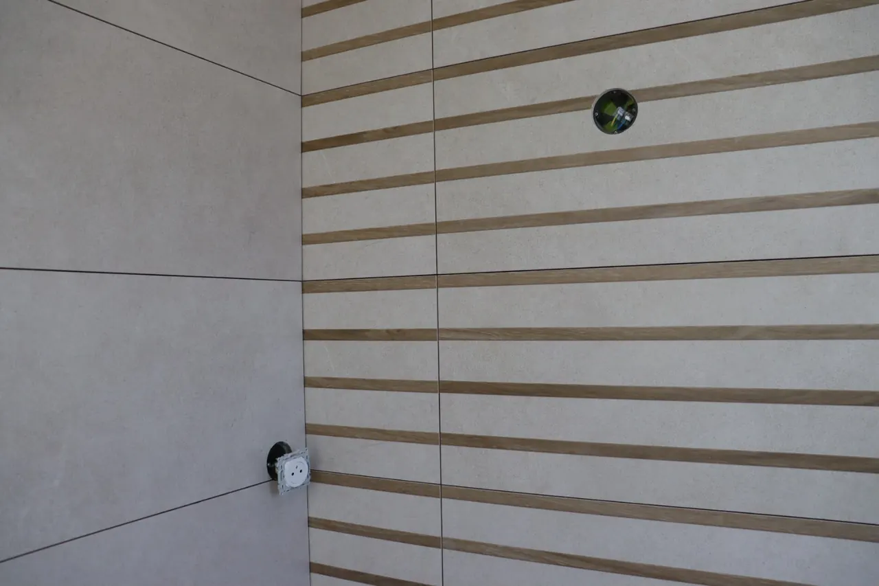 Mur de salle de bain en lames effet bois et faïence grand format