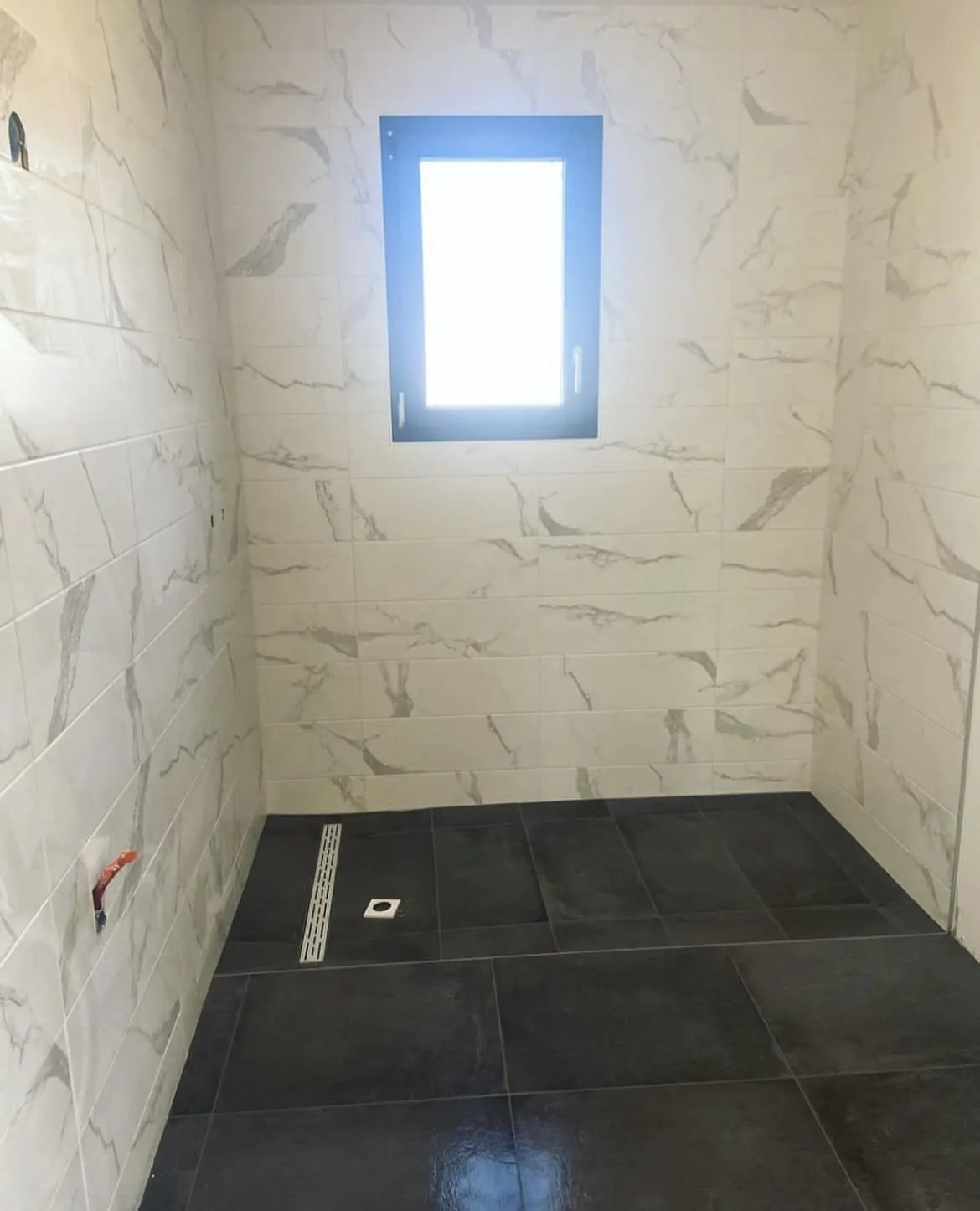 Douche en faïence effet marbre et caniveau linéaire