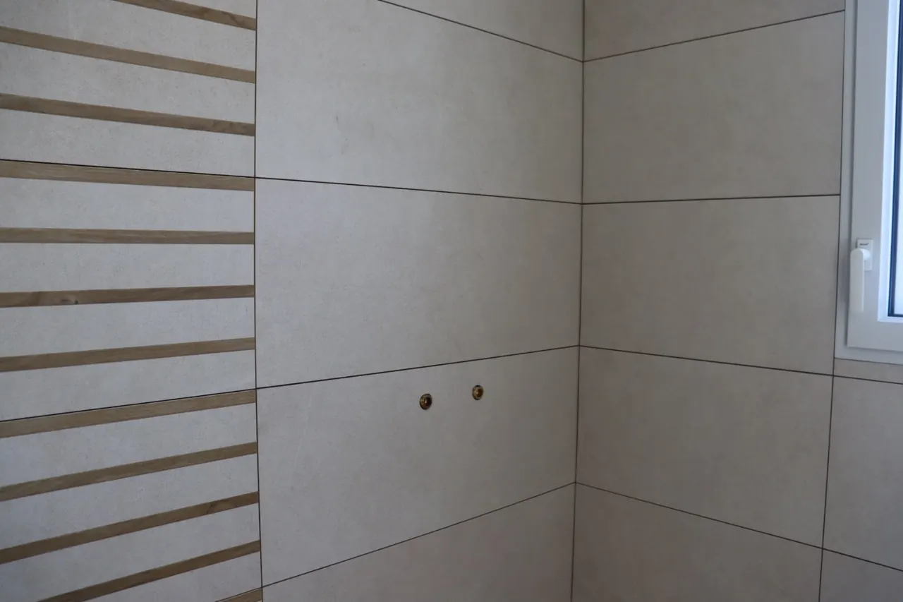 Salle de bain en grand format et listels effet bois