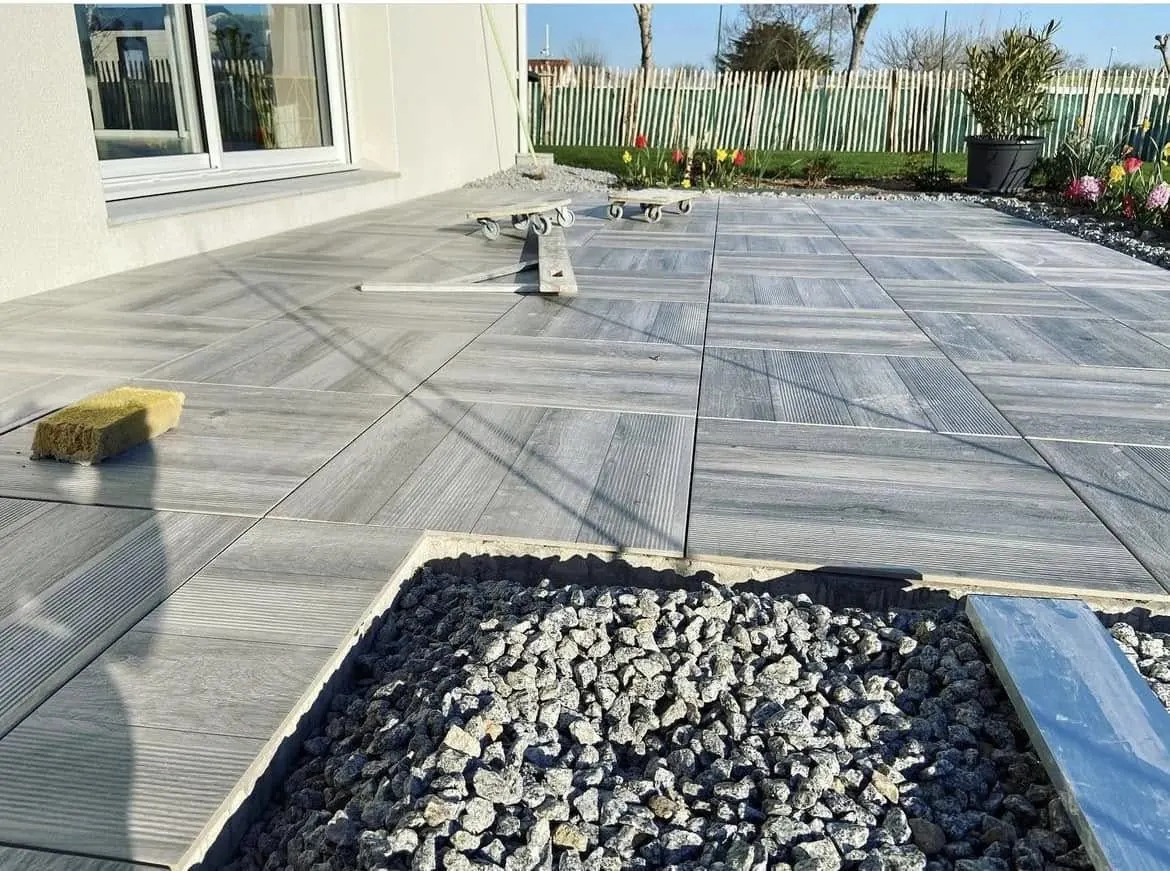 Terrasse effet bois et galets