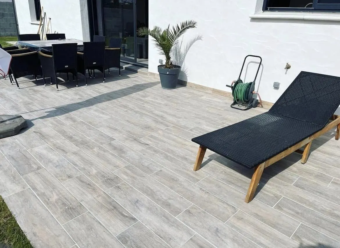 Terrasse effet bois ouverte sur le jardin