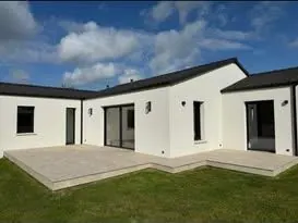Terrasse en L autour d'une maison de plain-pied