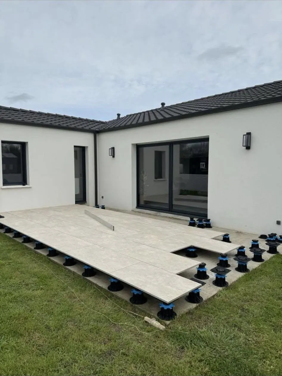Terrasse sur plots en cours de pose